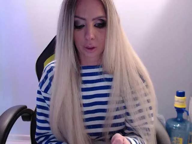 blondalina on BongaCams 