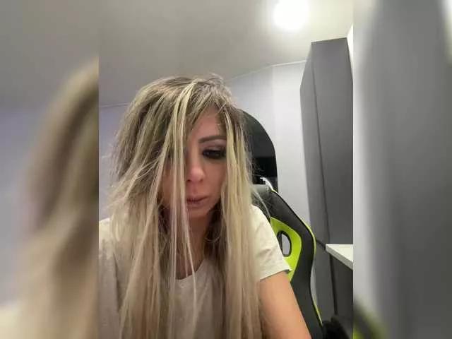 blondalina on BongaCams 