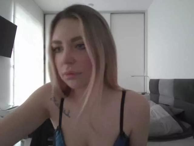Blondie8853 on BongaCams 