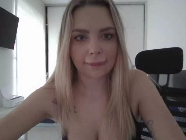 Blondie8853 on BongaCams 