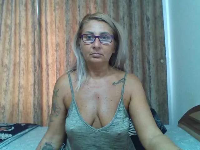 Offline chaudeevely on BongaCams