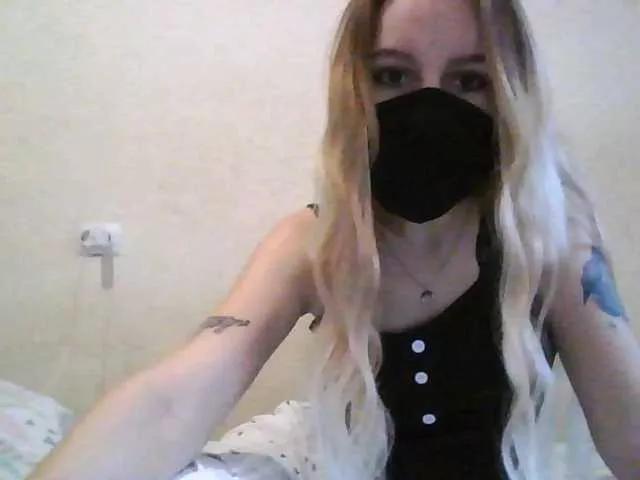 Watch amazing stripper CrispyKriss CrispyKriss from BongaCams