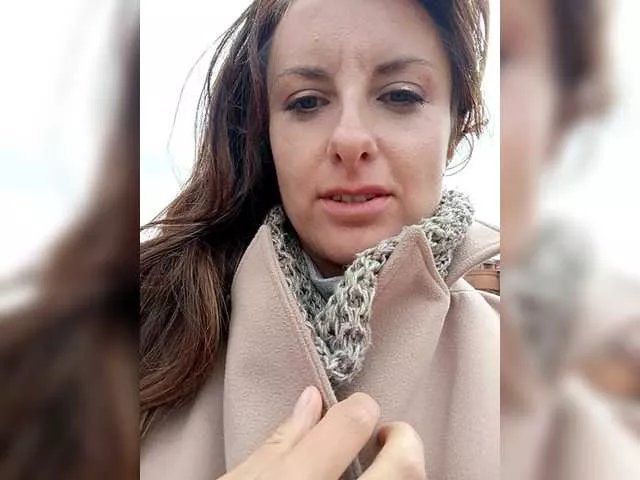 Offline Erine9900 on BongaCams