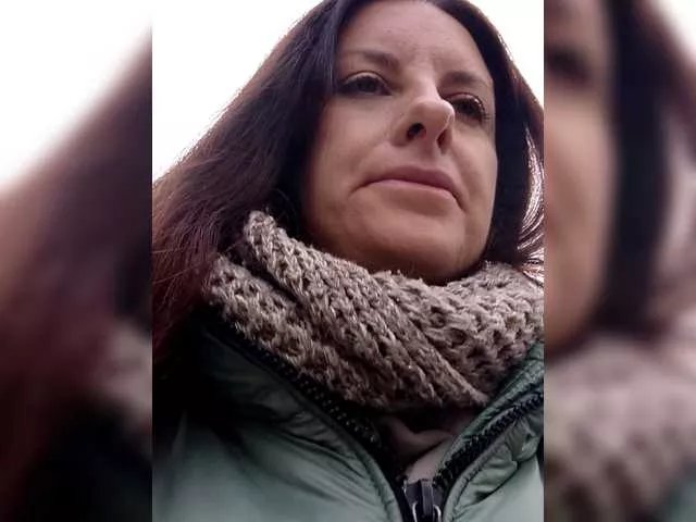 Offline Erine9900 on BongaCams