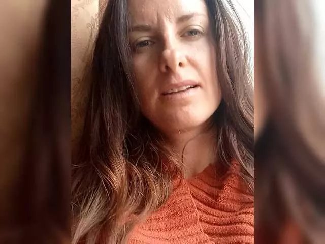 Offline Erine9900 on BongaCams