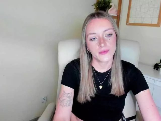 EvelynBlond on BongaCams 