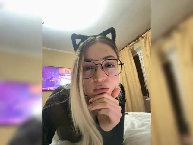 FoxyLina on BongaCams