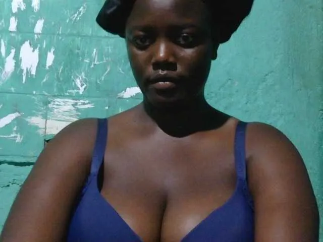 Juicybooty on BongaCams