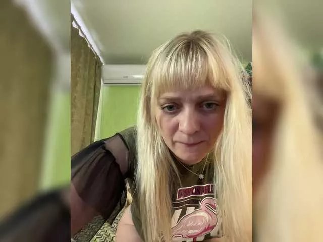 Offline Kira2025 on BongaCams