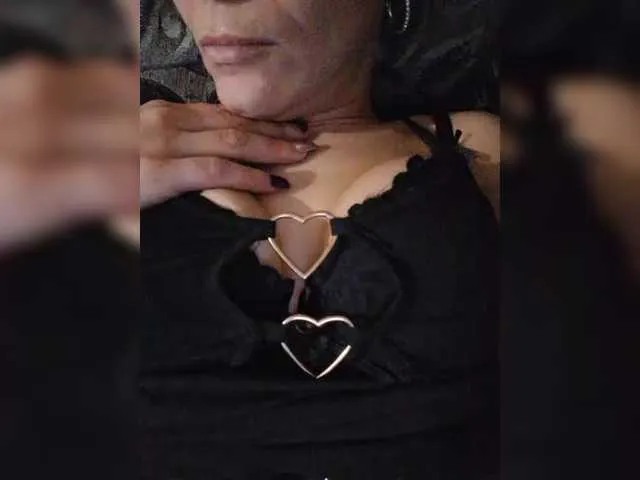 krisred on BongaCams