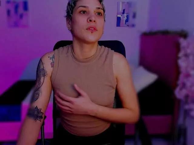 LauraR from BongaCams