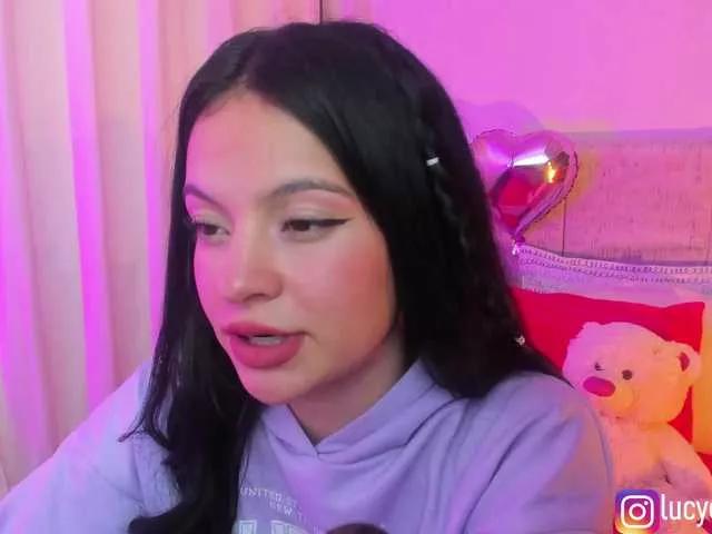 LucyEvanss on BongaCams 