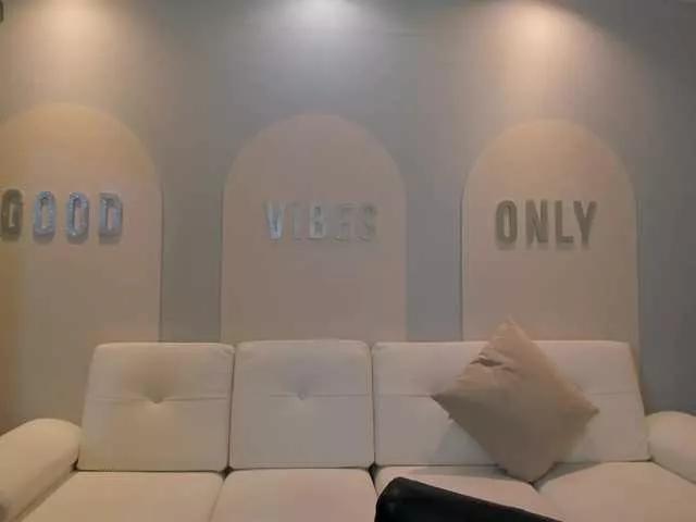 Offline MaiaCollins1 on BongaCams