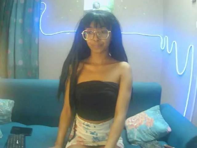 Admire Marinahgrey, she wants to masturbate for you Marinahgrey from BongaCams