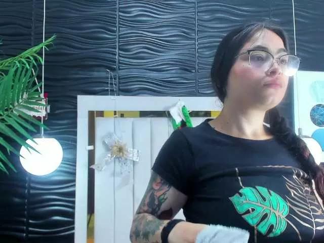 Mia-AND-Lion on BongaCams 