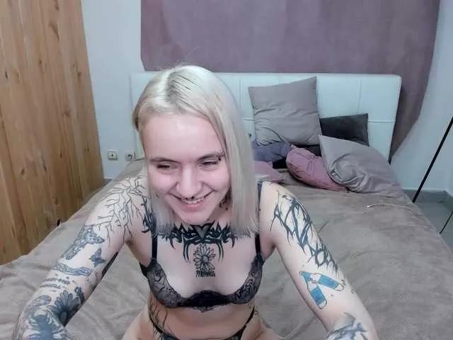 Discover naked stripper MonikaLowww MonikaLowww from BongaCams