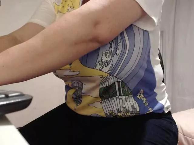 Freechat naturalmoommy on BongaCams