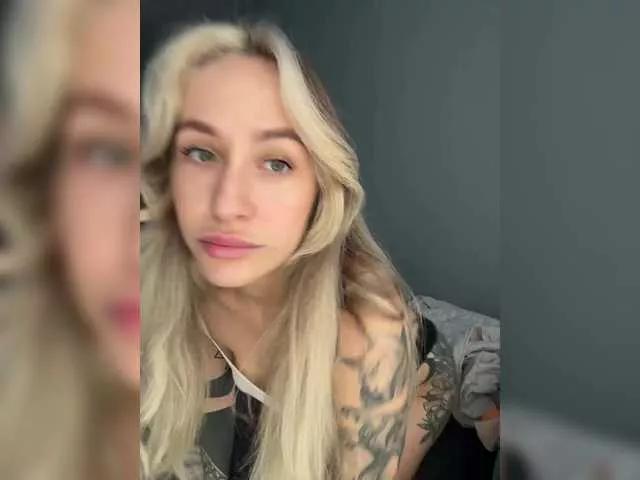 Naked QueenKing wants you to fuck their body now QueenKing from BongaCams