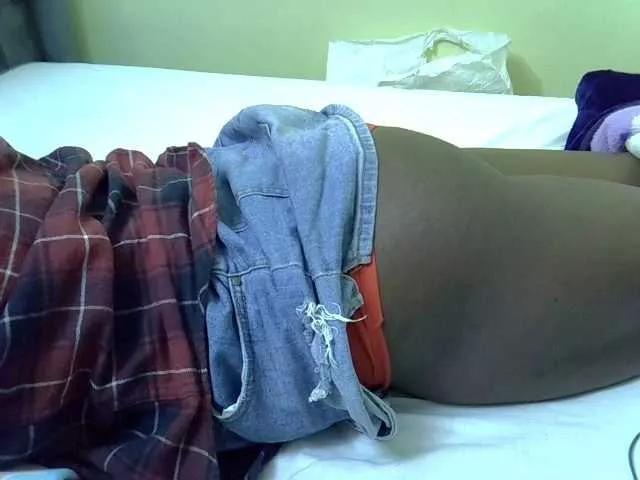 Admire sweet camwhore Sexyyves Sexyyves from BongaCams