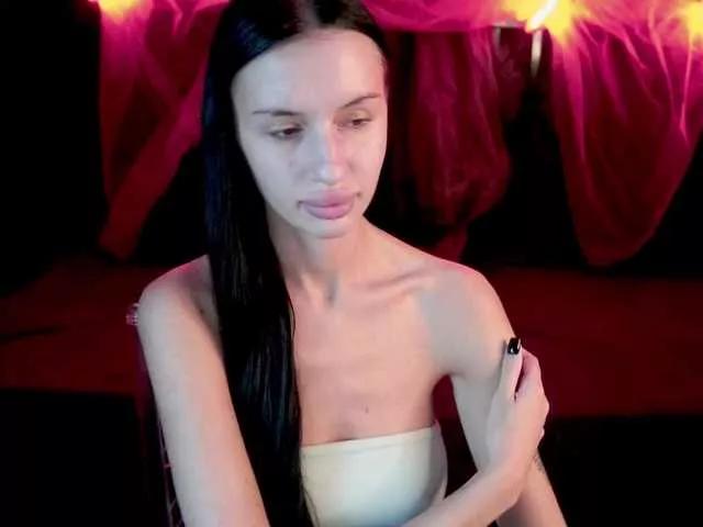 SnowWhiteee from BongaCams