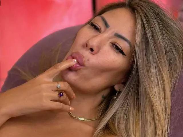 Naked SophiaPotts wants you to fuck her body now SophiaPotts from BongaCams