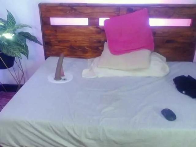 Offline Yeseniaa25 on BongaCams