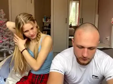 Freechat daisy_couple on Chaturbate