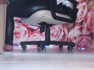 karina_mistress — Make me cum while I'm working, bitch! #mistress #findom #boots #feet #femdom [2305 tokens remaining]