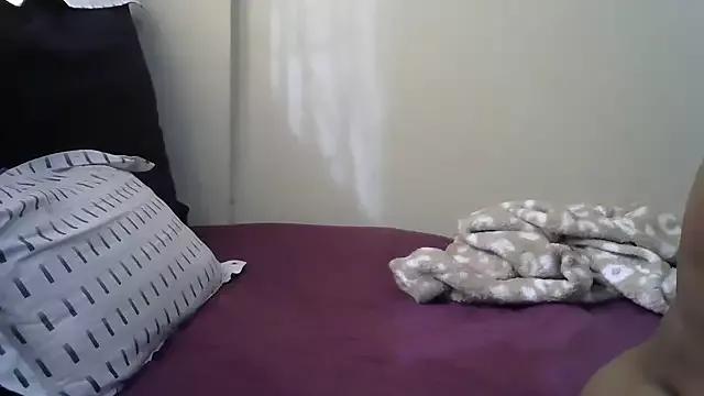 AddictiveAssCurves on StripChat 