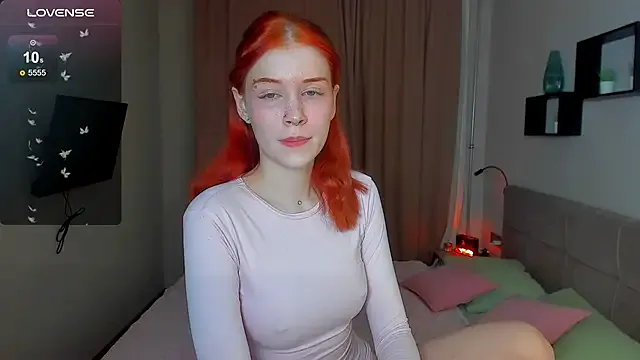 alice_with_freckles — suck fingers+eyes contact