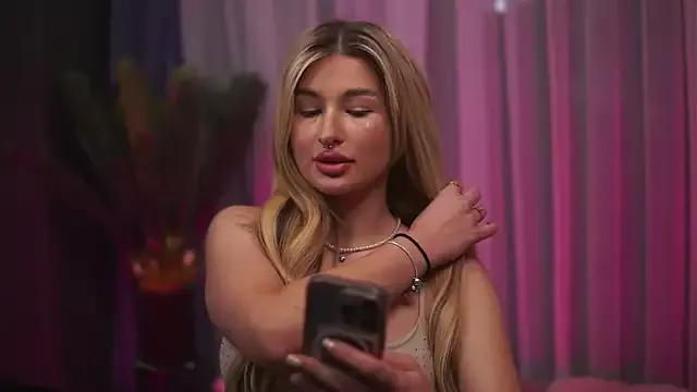 AvaShayy on StripChat 