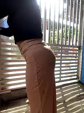 BigAssBee from StripChat