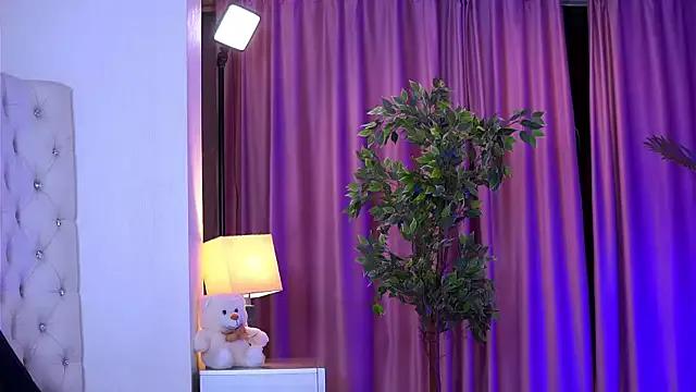 ChicaOra on StripChat 