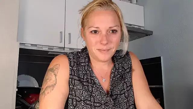 Doucelouve9 on StripChat