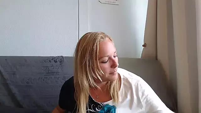 Doucelouve9 on StripChat