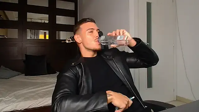 StripChat ElijahThorne is Freechat ElijahThorne — SEXY JERKING HARD