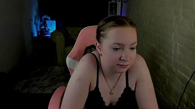 Elizabeth_Walson — breast tease