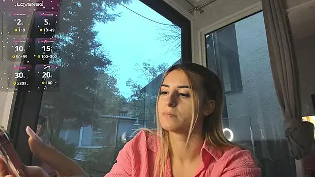 Ella_Vee from StripChat
