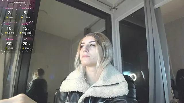 Ella_Vee on StripChat 