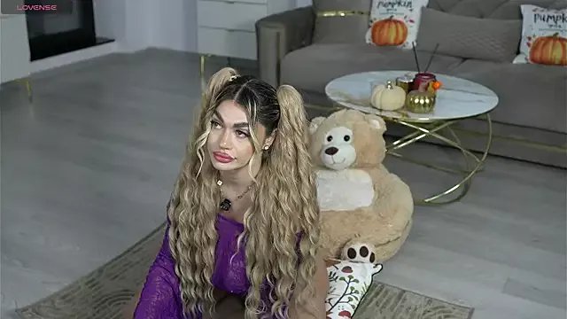 Ellyxxxelly on StripChat 