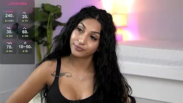 Freechat EmaHallee on StripChat