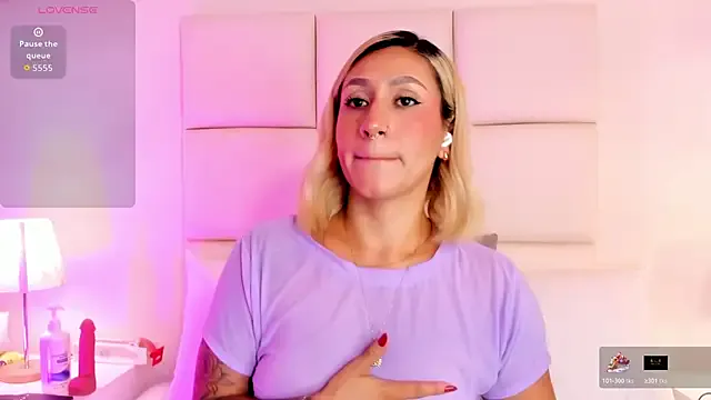 Emily_robertss on StripChat