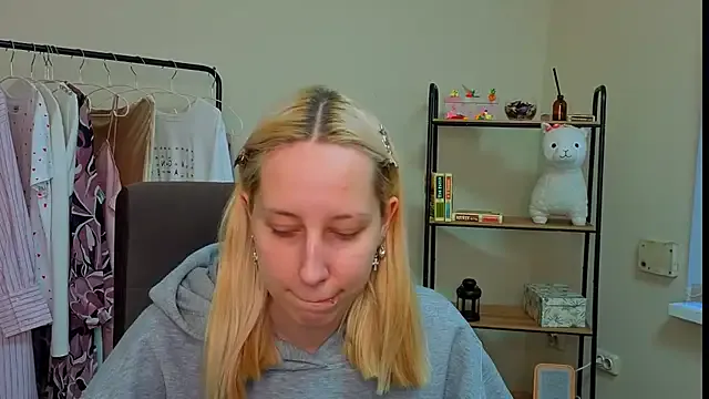 StripChat EmilyReyess is Freechat EmilyReyess — air kiss + smile