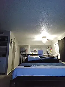 honeeyyy_pot on StripChat