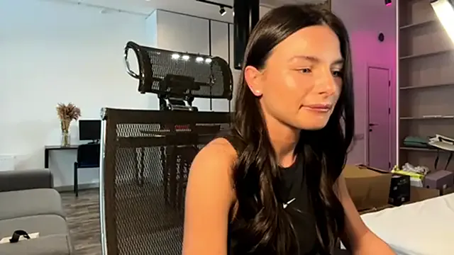 JackiHemrick — soft touch my body close to cam