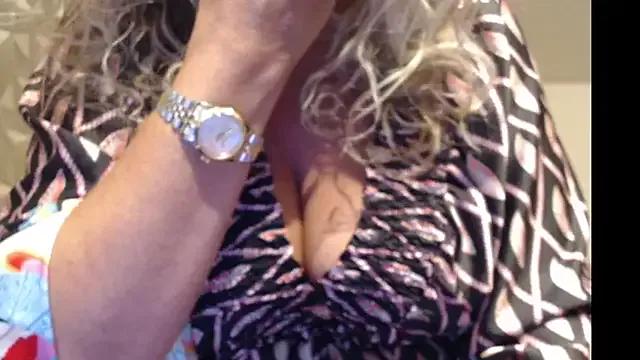 JenniLowen on StripChat 