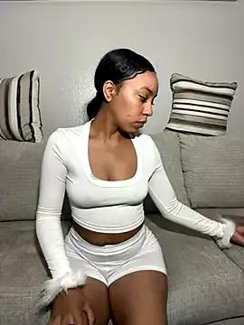 juicyyy323 from StripChat