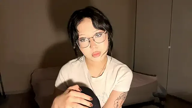 StripChat KateGlowee is Freechat KateGlowee — Take off my sexy bra