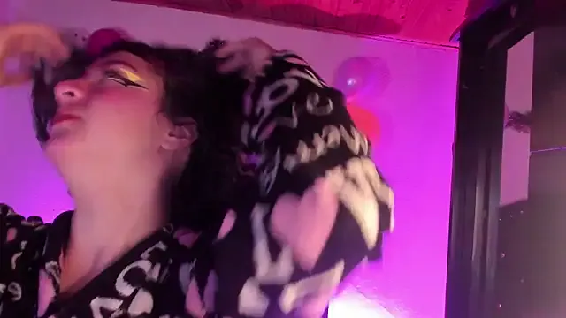 Freechat kitty__chs on StripChat