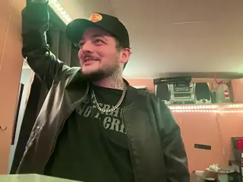 StripChat latenightguy is Freechat latenightguy — Idk